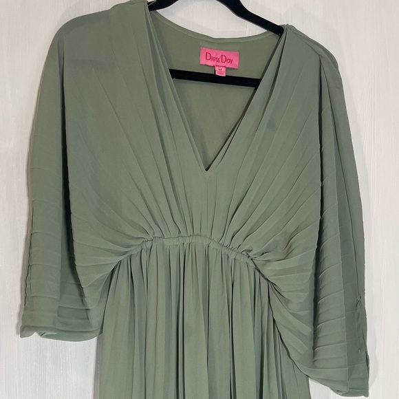 Dress Day Dresses & Skirts - Drees Doy Sage Green flowy Sleeve V-Neck Midi Dress